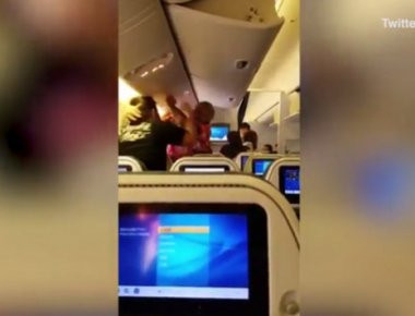 Μια πτήση διαφορετική από τις άλλες! Άγριο ξύλο μεταξύ επιβατών (βίντεο)